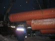 Процесс выгрузки трубы номинальным диаметром 800 мм при помощи строительной техники.