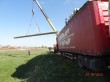 Разгрузка фуры со стеклопластиковыми трубами на объекте