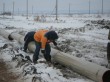 Подготовка труб из композитных материалов для укладки в траншею.