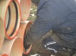 Перед установкой резиновой манжеты пазы в стеклопластиковой муфте надо прочистить и смазать.