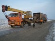 Выгрузка трубы из стеклопластика из прибывшей на объект фуры