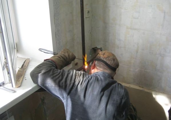 тонкостенка варится только газом. Кстати, людей, ставящих тонкостенные стальные трубы на отопление, тоже можно познакомить поближе с газовой горелкой