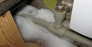 замерзла вода в трубе что делать